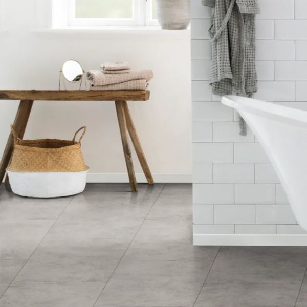 Ламинат Egger Kingsize Aqua Plus Бетон Чикаго светло-серый ELF186 &mdash; фото ламината